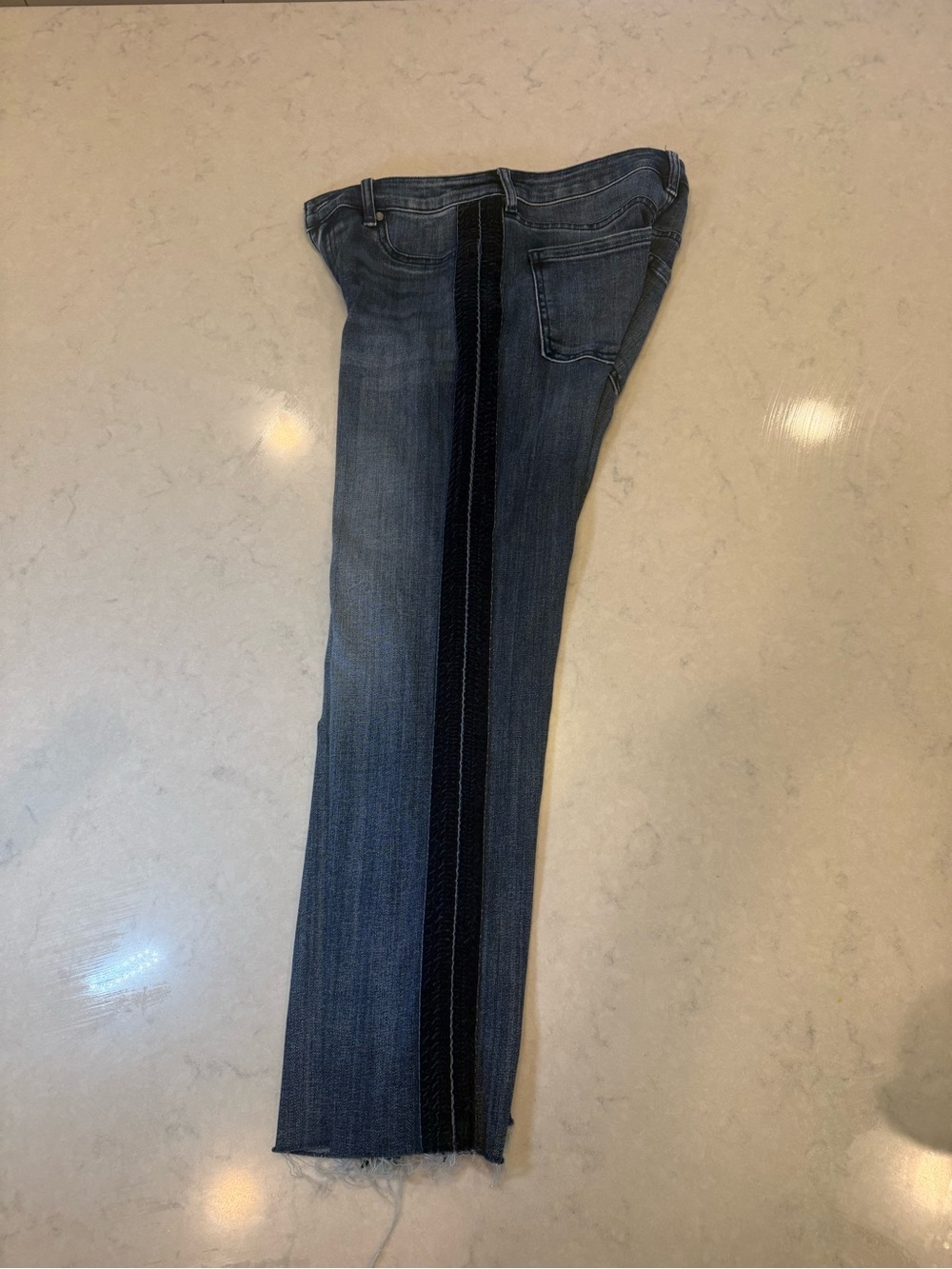 Liverpool sz 27- great cond/ Hannah Crop Flare w/ navy velvet trim jeans